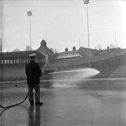 Bislet stadion, det lages skøyteis, Oslo, 02.12.1958.