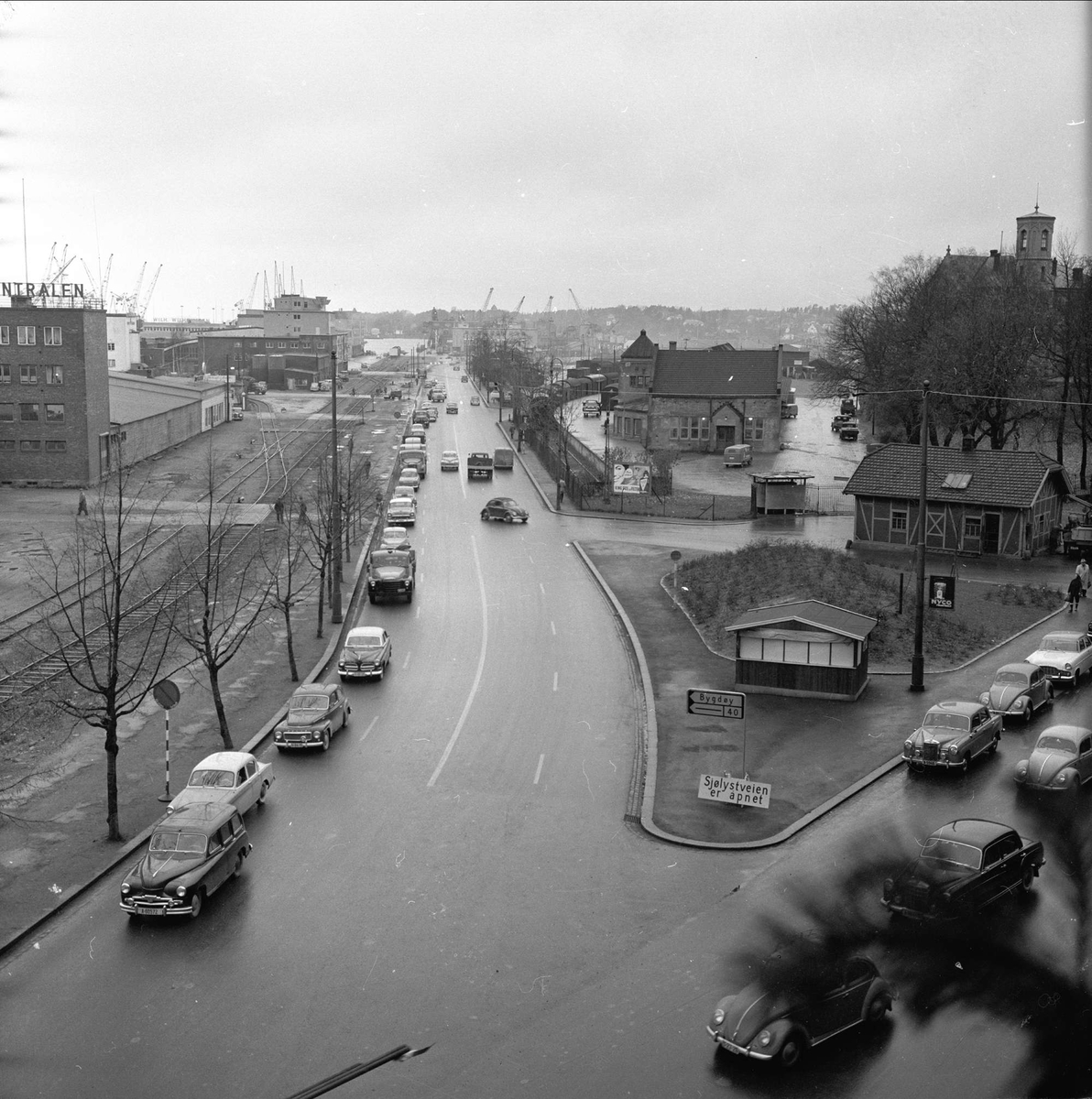 Sjølystveien, Oslo, november 1961. Trafikklys. Bebyggelse, veier med bilkøer.