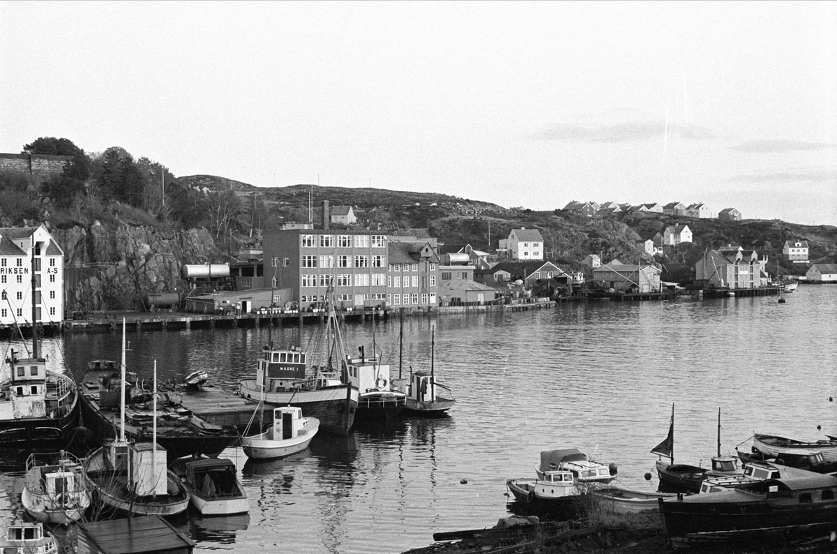Kristiansund, november 1967. Havneparti, båthavn, brygger, industribygninger.