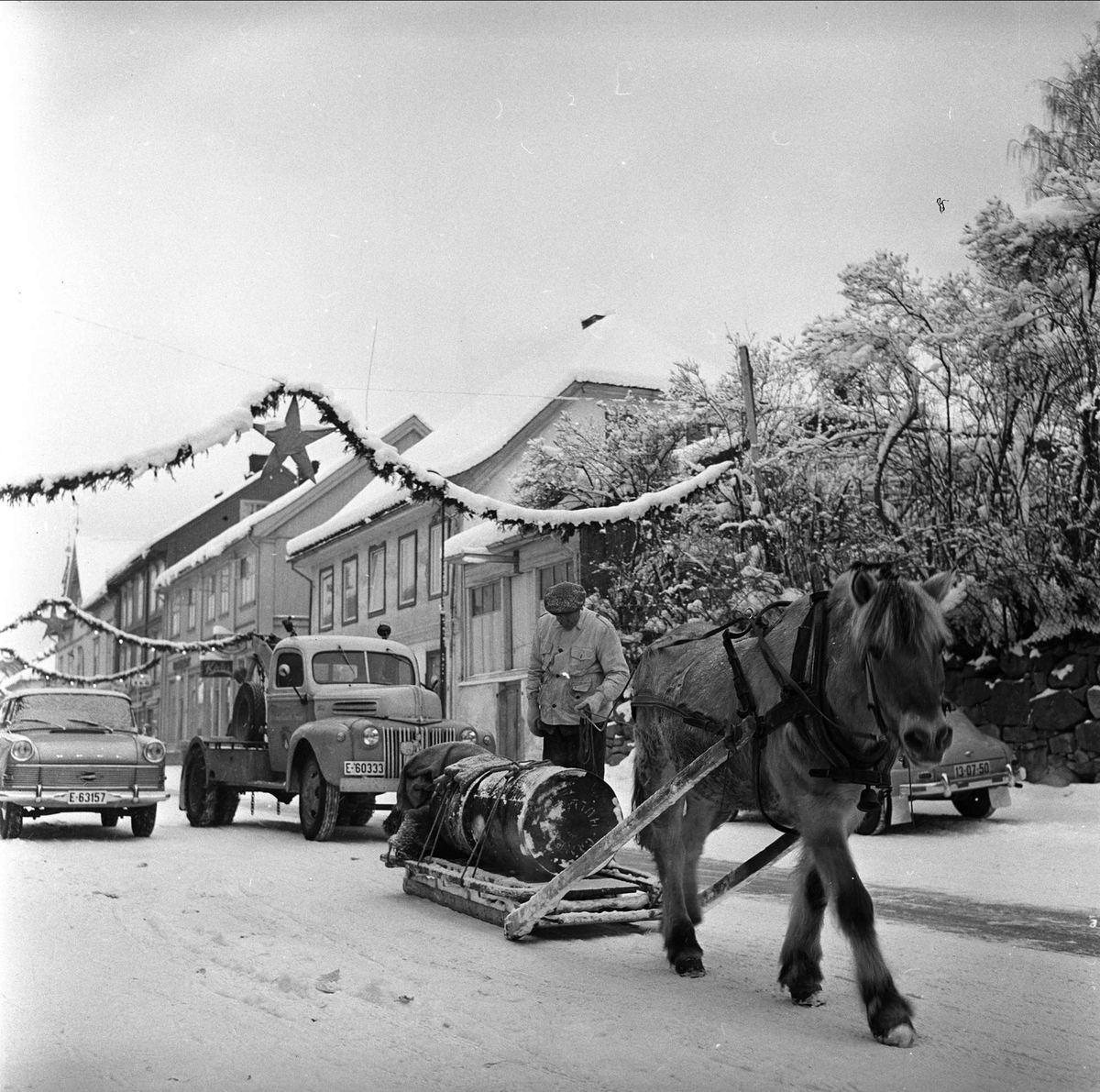 Storgata, Lillehammer, Oppland, 01.03.1965. Julegate, hest og slede.