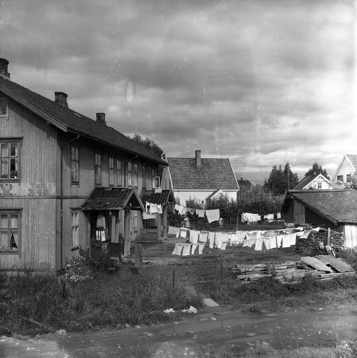Strømmen, Skedsmo, Akershus, 10.09.1957. Trehus med klesvask på gårdsplassen