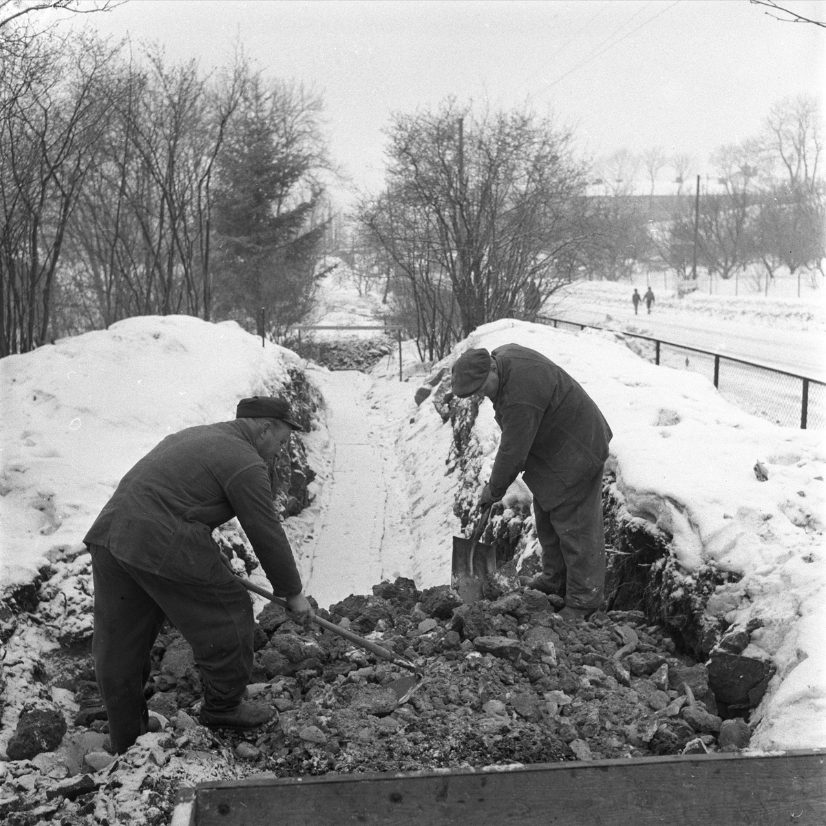 Nordbergveien, Oslo, 29.02.1956. Veiutvidelse. Menn med spader.
