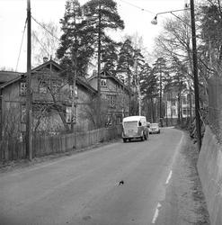 Vækerøveien i Oslo med bebyggelse og biler. Gatebelysning