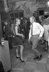 Norge, juni 1968. St. Hans feiring med dans.