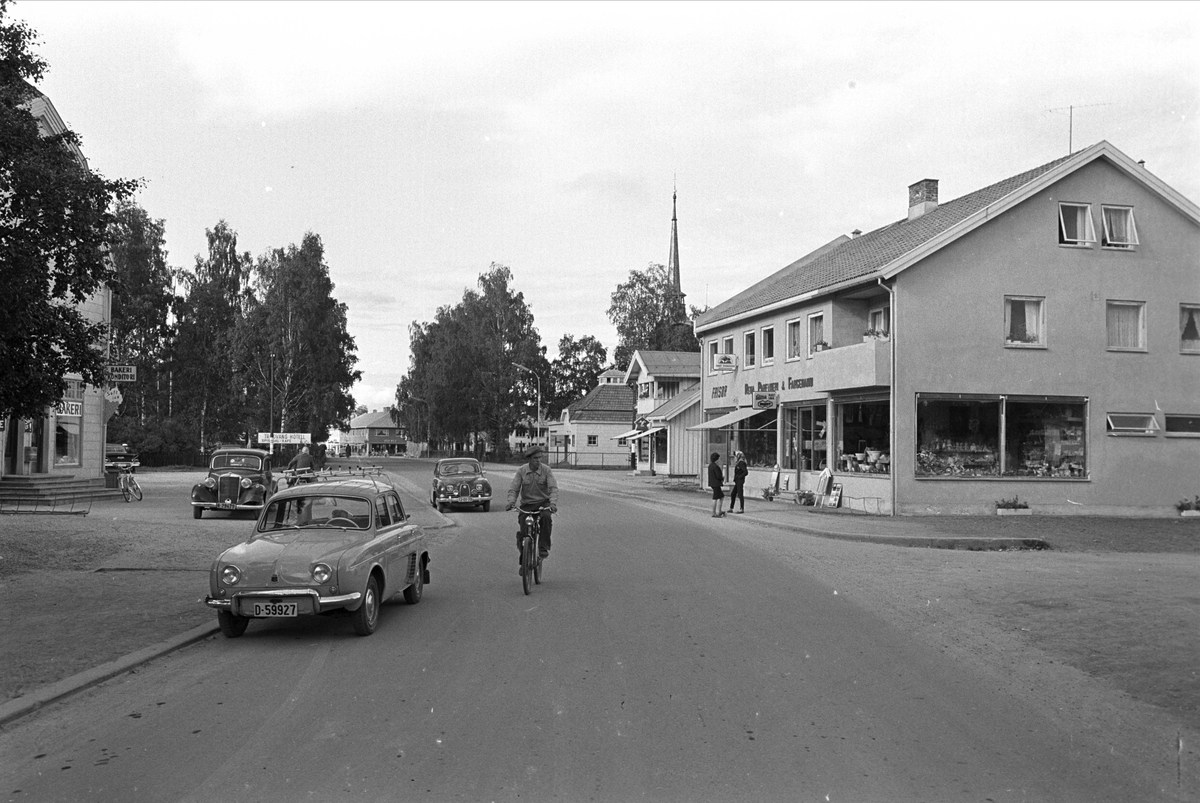 Rena, 09.09.1961, gatebilde, forretningsbygg og trafikk.