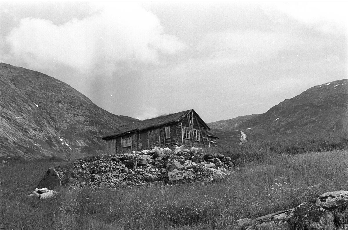 Fra Sogn 01.08.1967. Gammel hytte med øde beliggende i Jostedalen.