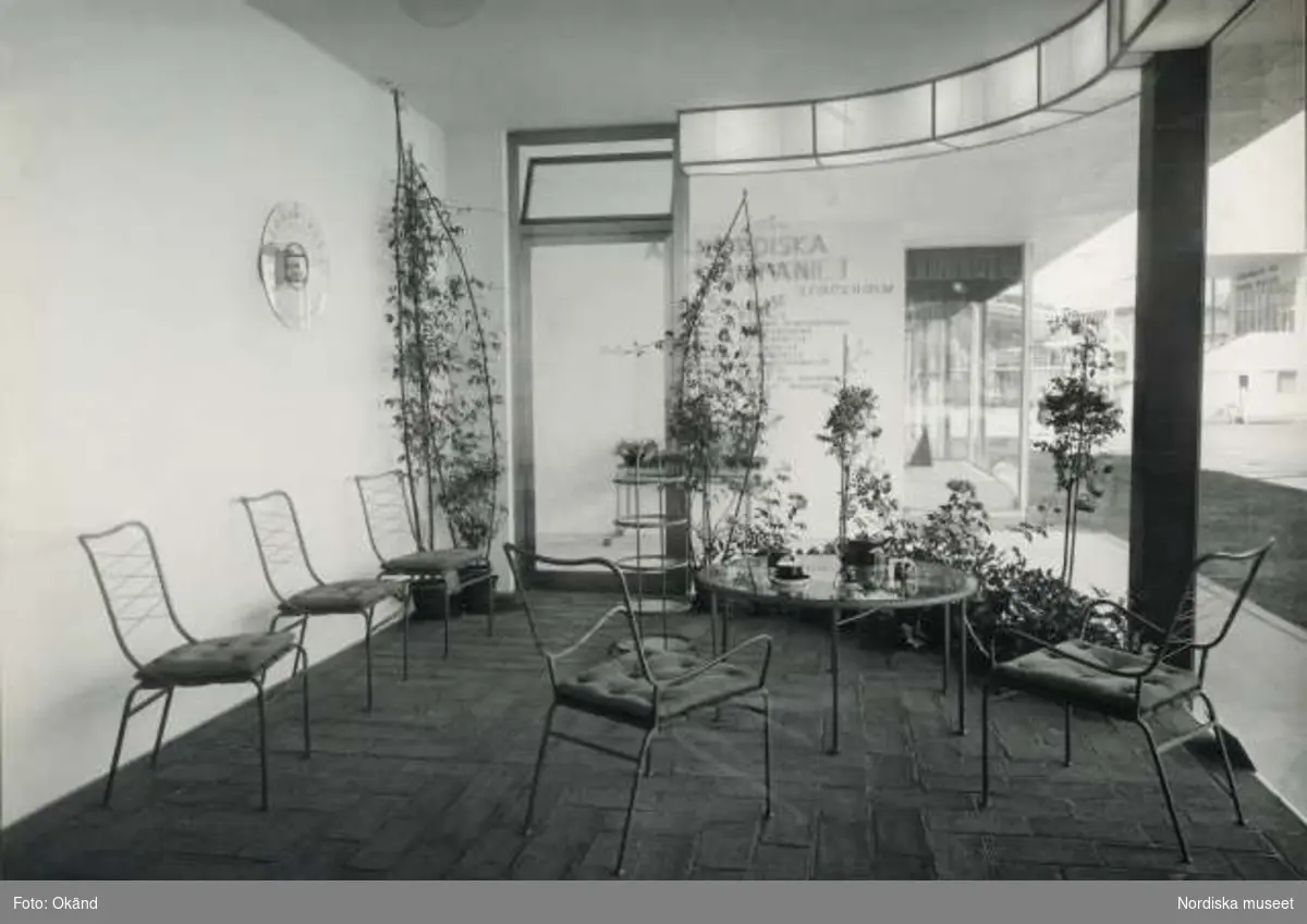 Utställningsinteriör. Loggia ritad av arkitekt Carl Hörvik. Möbler av blankdraget, fernissat järn.