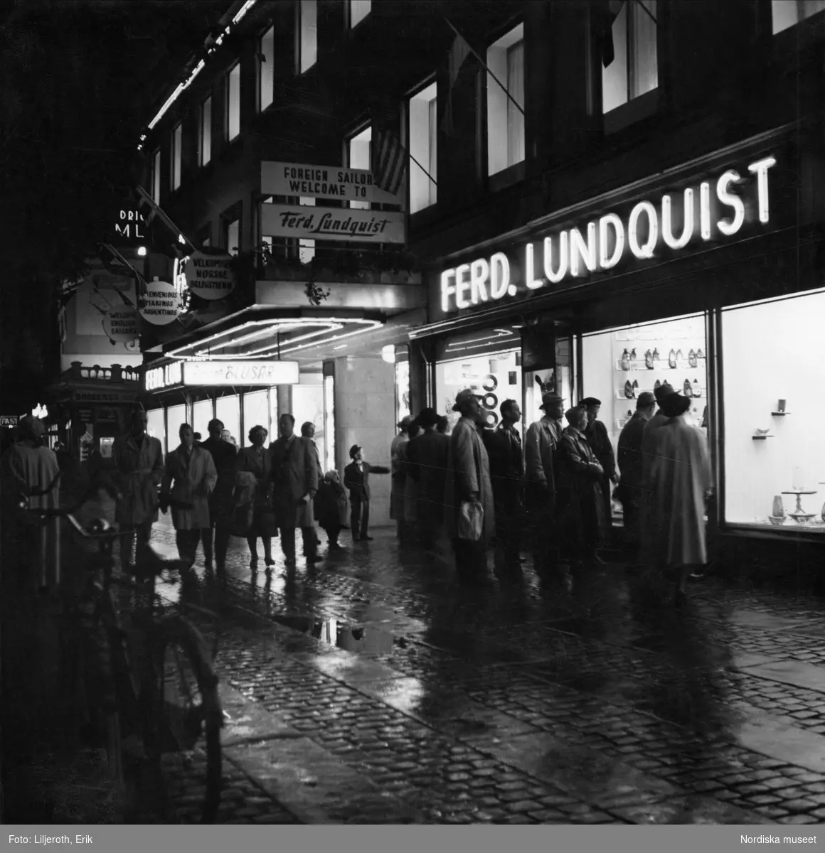 Göteborgs centrum kvällstid. Människor tittar i varuhuset Ferdinand Lundquists skyltfönster
