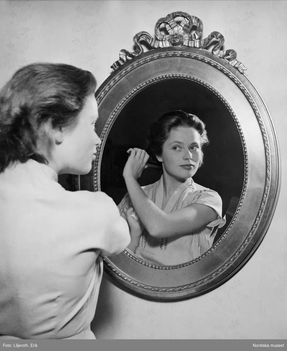Skådespelerskan Ulla Jacobsson framför en spegel