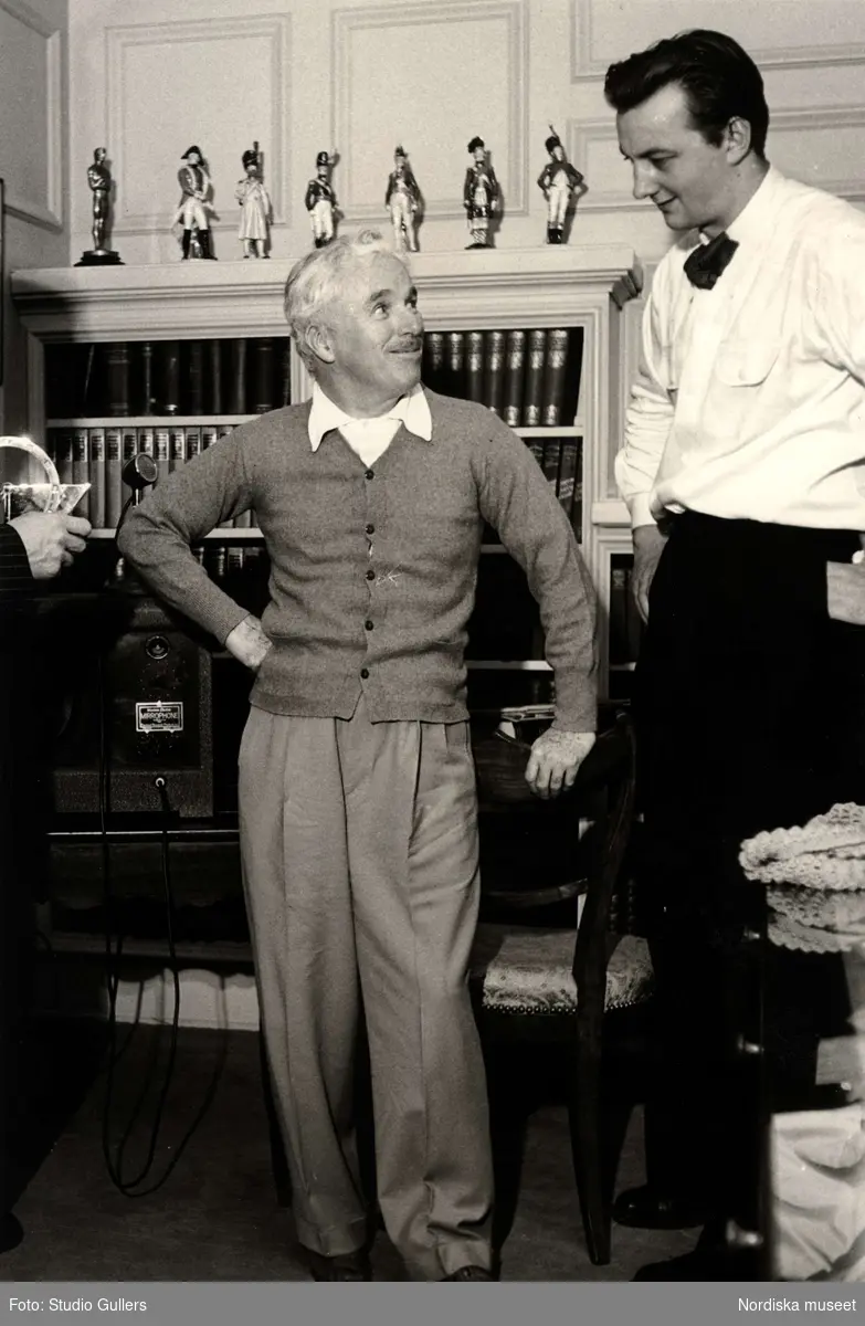 Skådespelaren och komikern Charlie Chaplin och fotografen K. W. Gullers