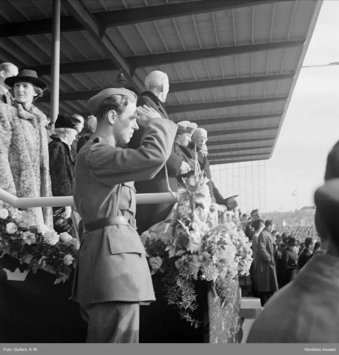 Fotboll på Råsunda, bland åskådarna den symboliske soldaten 