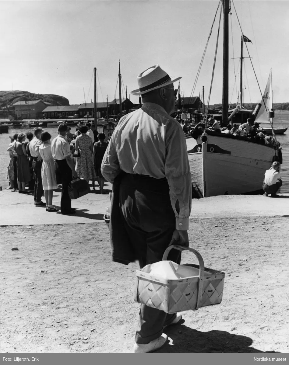 Badgästliv i Strömstad. Utflyktskorgar, halmhattar och solsnibb