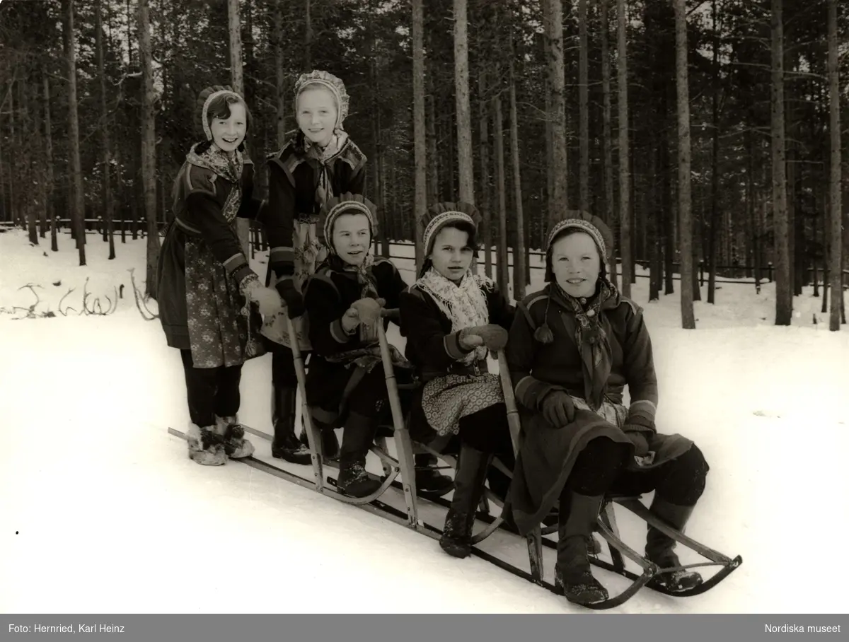 Nomadskolan i Gällivare, Lappland. Flickor åker "tåg" med sparkar