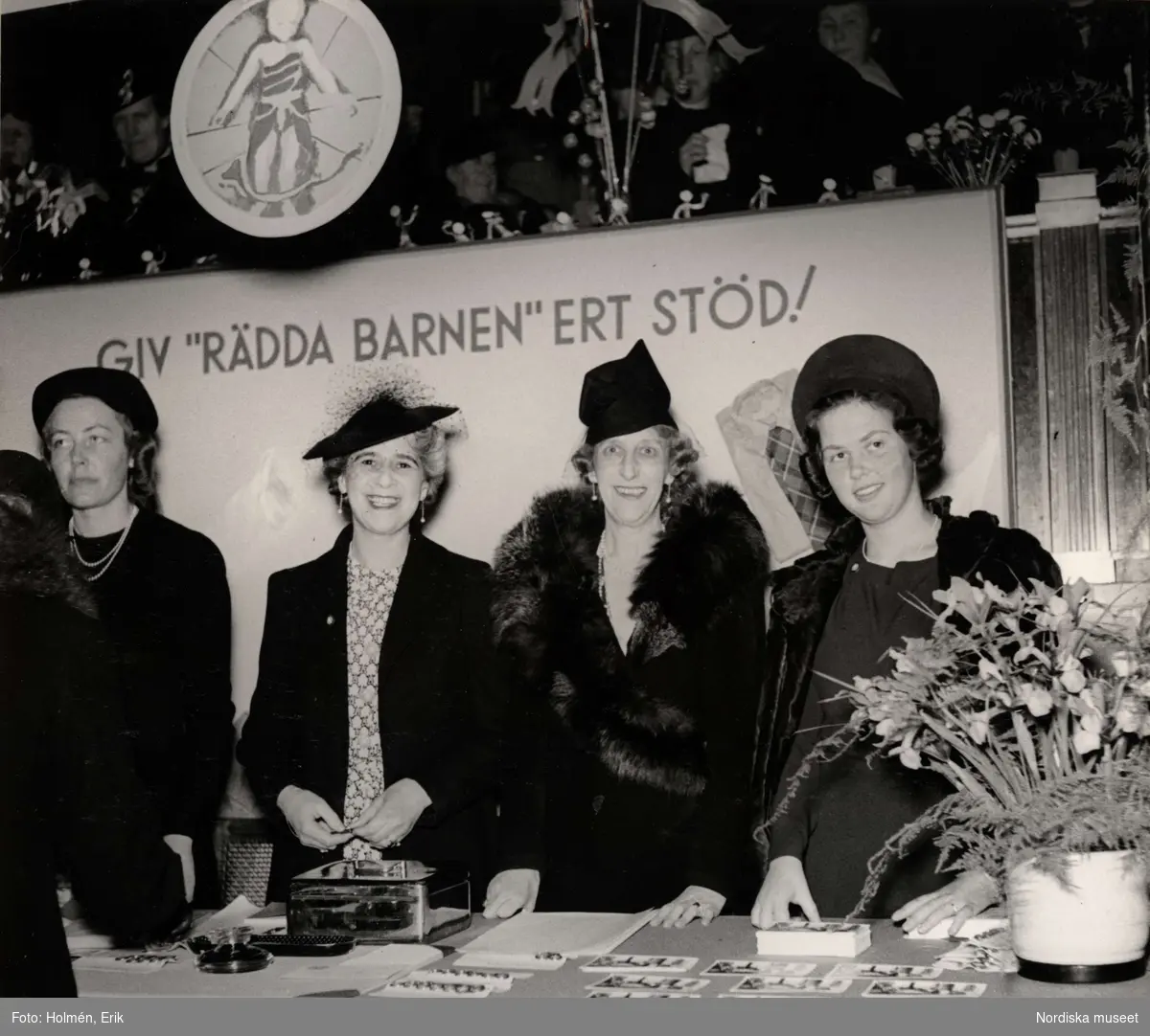Fyra damer, däribland Prinsessan Ingeborg i "Rädda Barnen" stånd. Nordiska Kompaniet 1938.