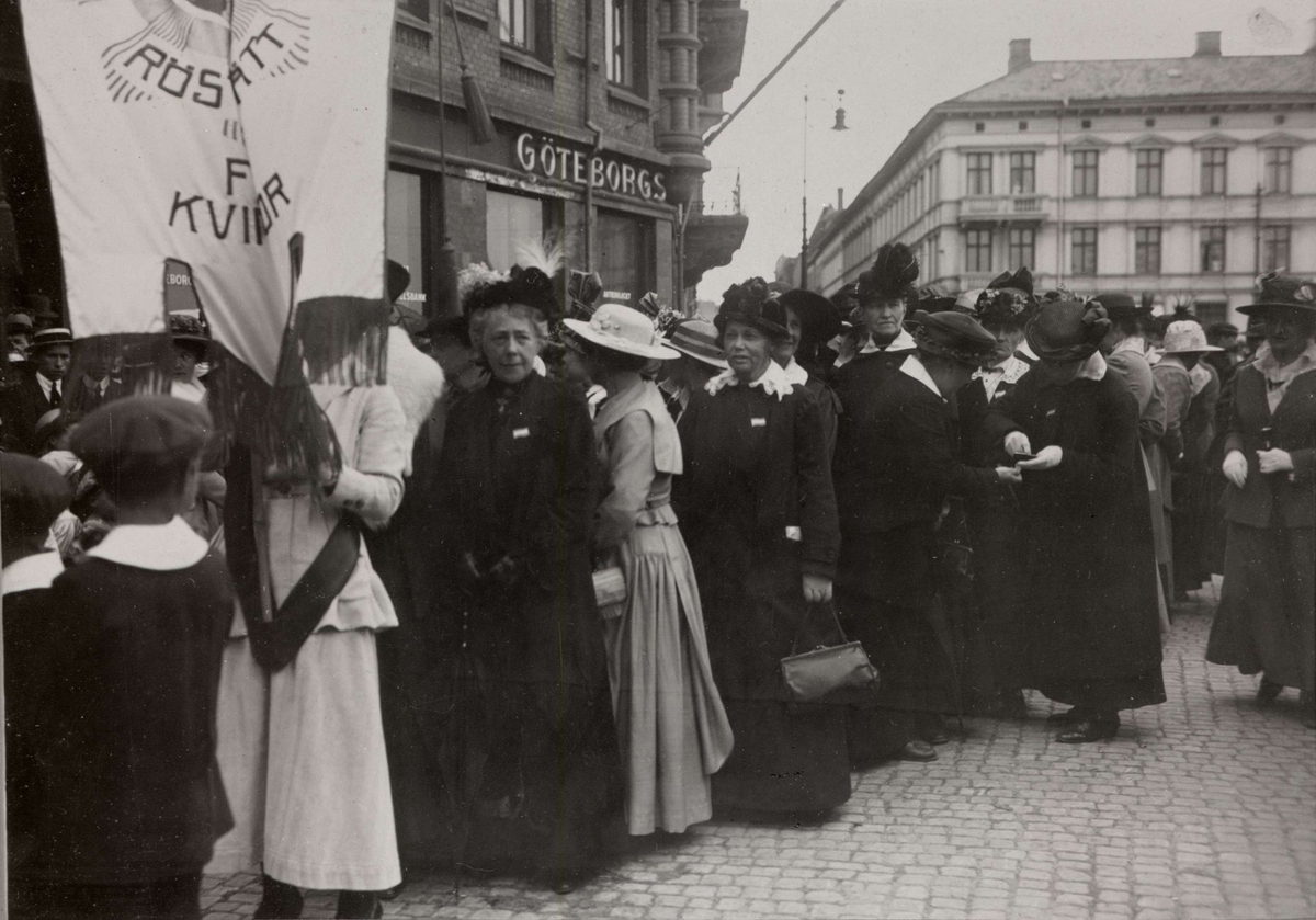 Demonstrationståg för kvinnorösträtten med bland andra FKPR:s ordförande Frigga Carlberg, Göteborg. Repro ur Riksdagsbibliotekets samlingar Signe Bergman.