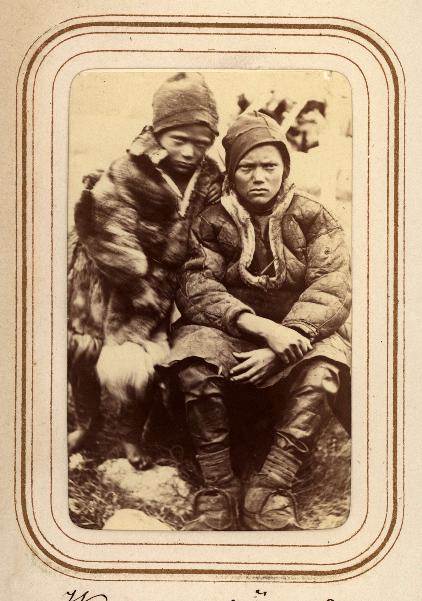 Per och Lotso Vannars söner, Sjokksjokks sameby, Jokkmokks sn. Ur Lotten von Dübens fotoalbum med motiv från den etnologiska expedition till Lappland som leddes av hennes make Gustaf von Düben 1868.