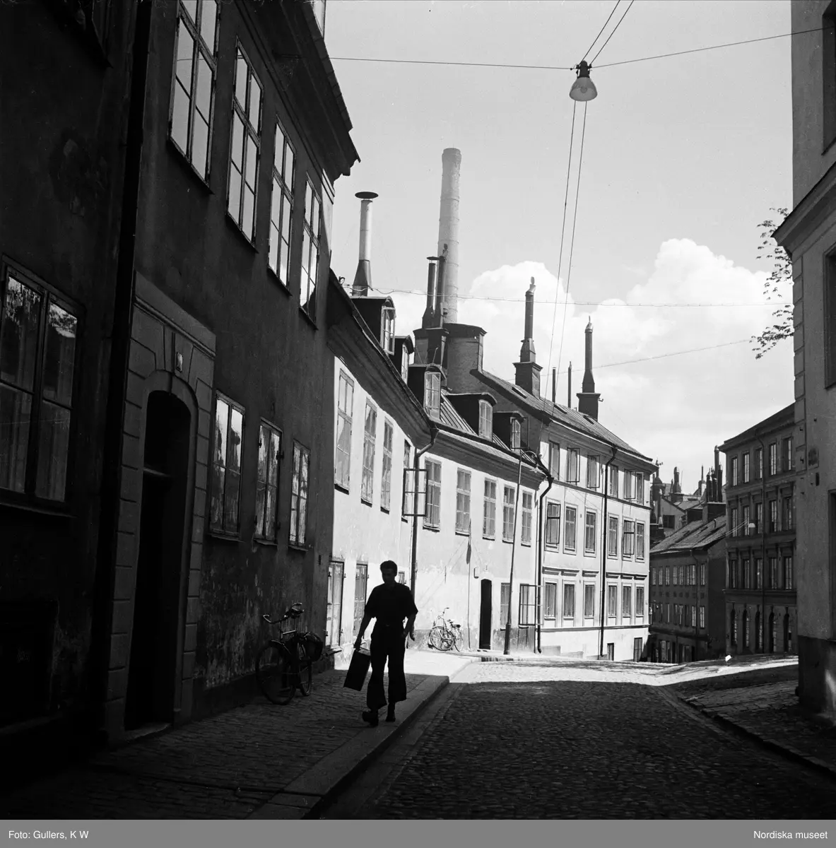 En springpojke i Pryssgränd, Södermalm, Stockholm.