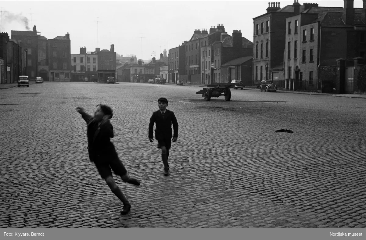 Barn leker på gata i Dublin, Irland.