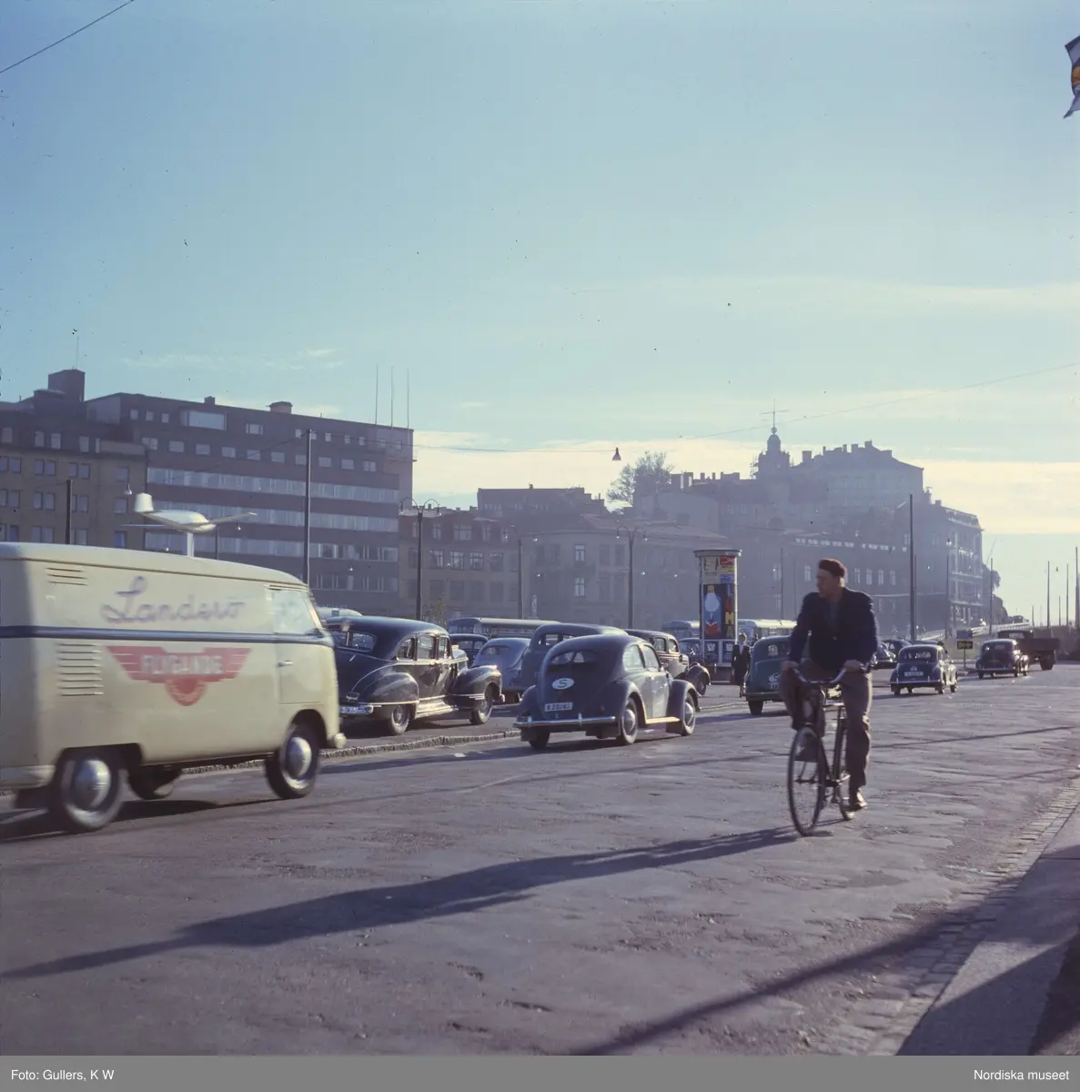Göteborg. Gatubild med cyklist  och bilar.
