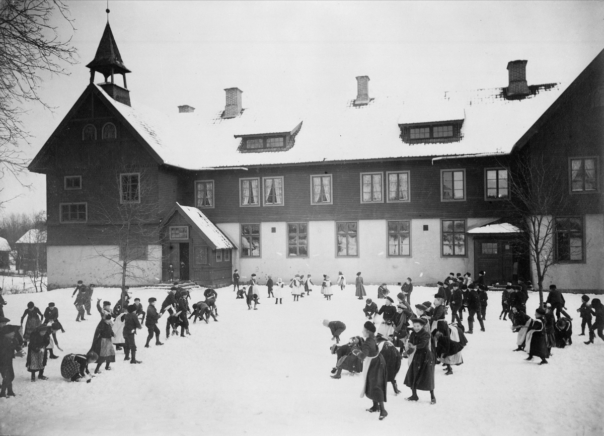 Snöbollskrig på skolgård, Åtvidabergs folkskola 1901.