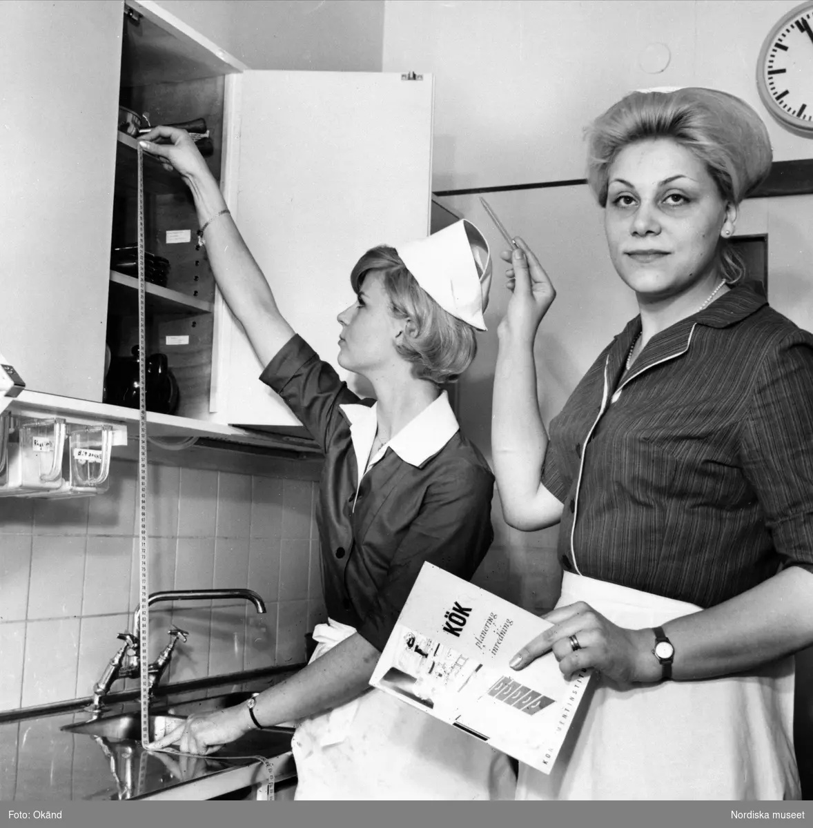 Konsumentinstitutet. Två kvinnor utför mätning i kök.