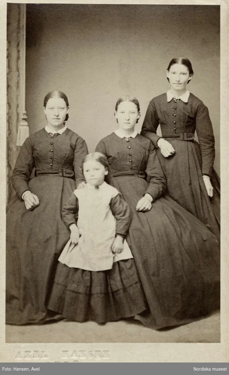 Porträtt av nämdeman Erik Nilssons i Lyngby döttrar Sissa, Hanna Christina och Anna, troligen vid 1870-talets början. Bara härad, Skåne. 