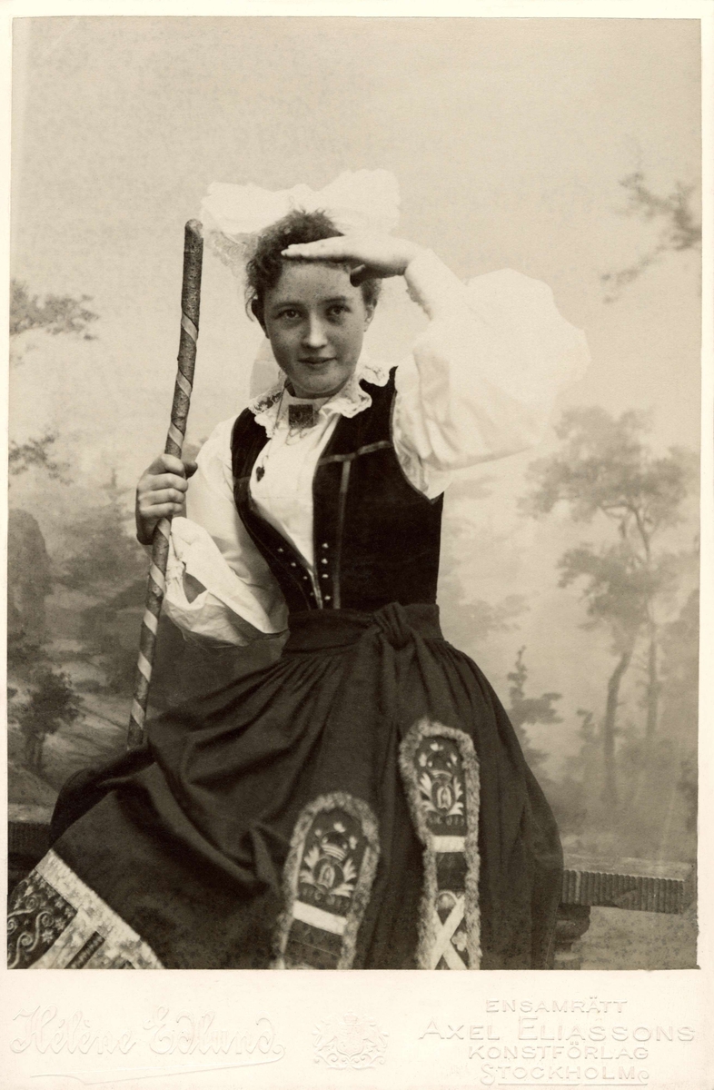 Flicka klädd i Värendsdräkt från Småland som den syddes och bars kring sekelskiftet 1900.