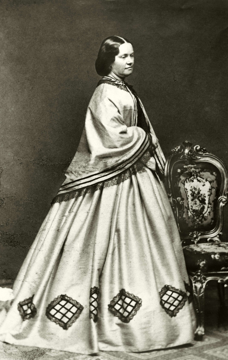 Porträtt av friherrinnan Karin Sophie Adlersparre f. Leijonhufvud ("Esselde"), 1823-1895. Skriftställarinna. Skapare av "Tidskrift för hemmet", Handarbetetets vänner och Fredrika Bremer-förbundet.
