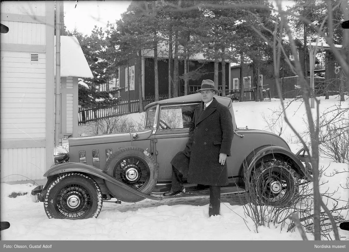En man vid sin bil på vintern. Bild från 1900-talets första hälft.
"Bilen är en Chevrolet av årsmodell 1931 eller -32" källa Andreas Uddling, kommentar på  Digitalt museum, samt annonsmaterial.