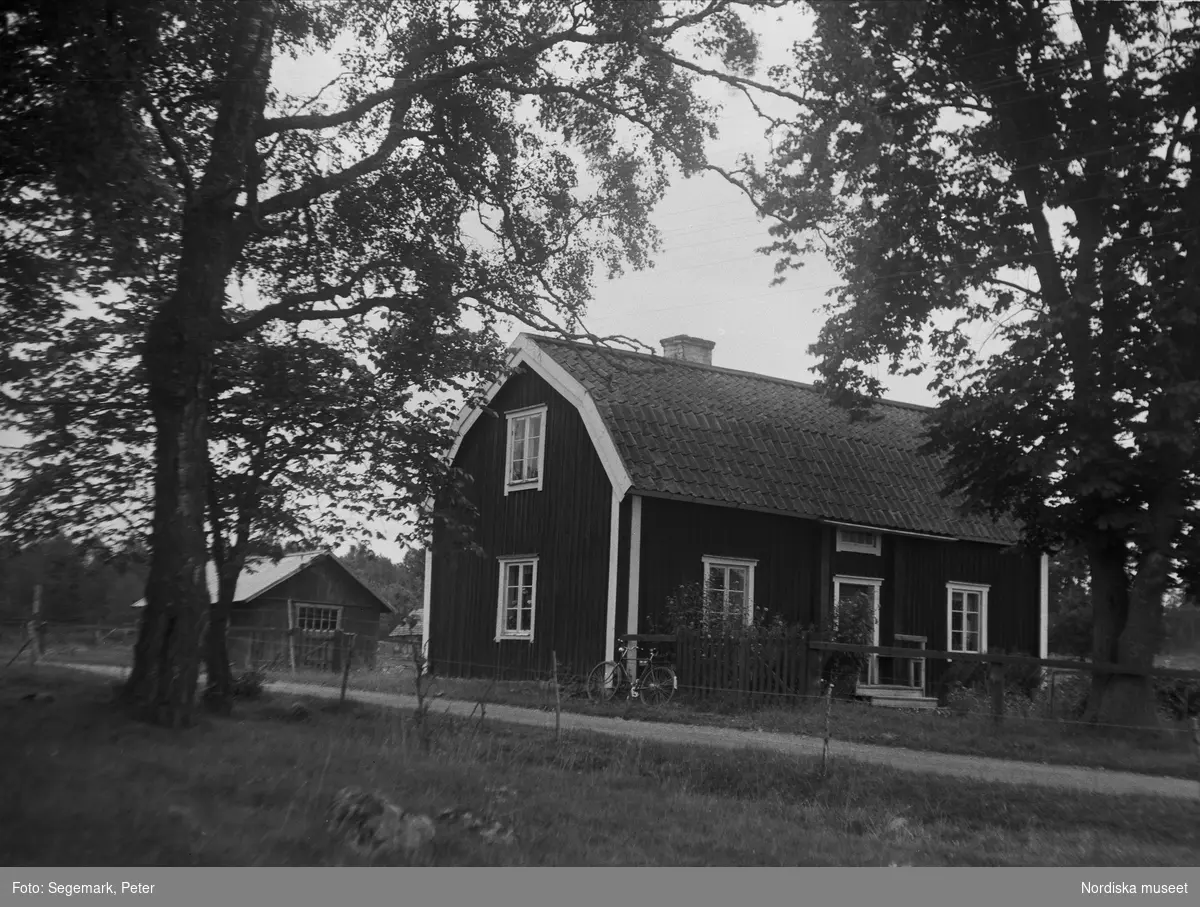 Vängsjöberg i Gottröra socken, Långhundra härad, Uppland. Arbetarbostaden nordost om huvudbyggnaden, 1946. 