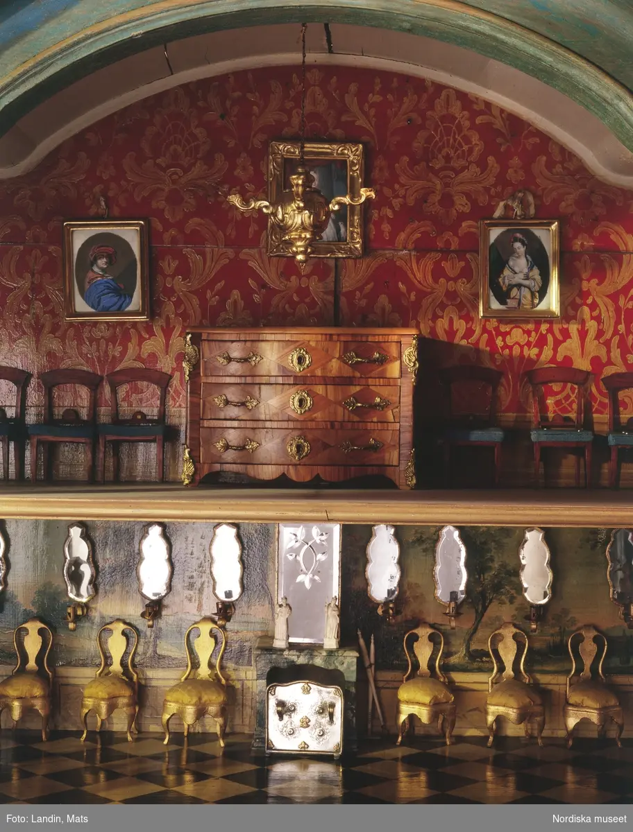 Dockskåp i fyra våningar i rokokostil. Blått med förgyllda lister, glasad och spröjsad dörr. Möbler, husgeråd m.m. från 1700-talets mitt - 1800-talets mitt. Har tillhört Maria Catharina Falck (1752-1801). Nordiska museets föremål inv.nr 151825