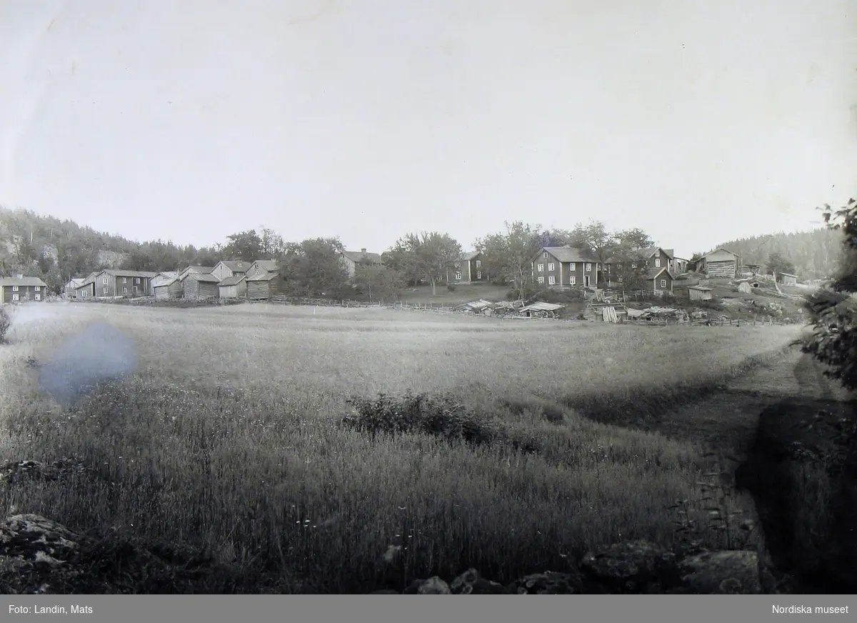 Kila by, Östergötland. Återvändande till tidigare dokumentation av Sigurd Erixon 1912 och fotograf Olof Ekberg 1928