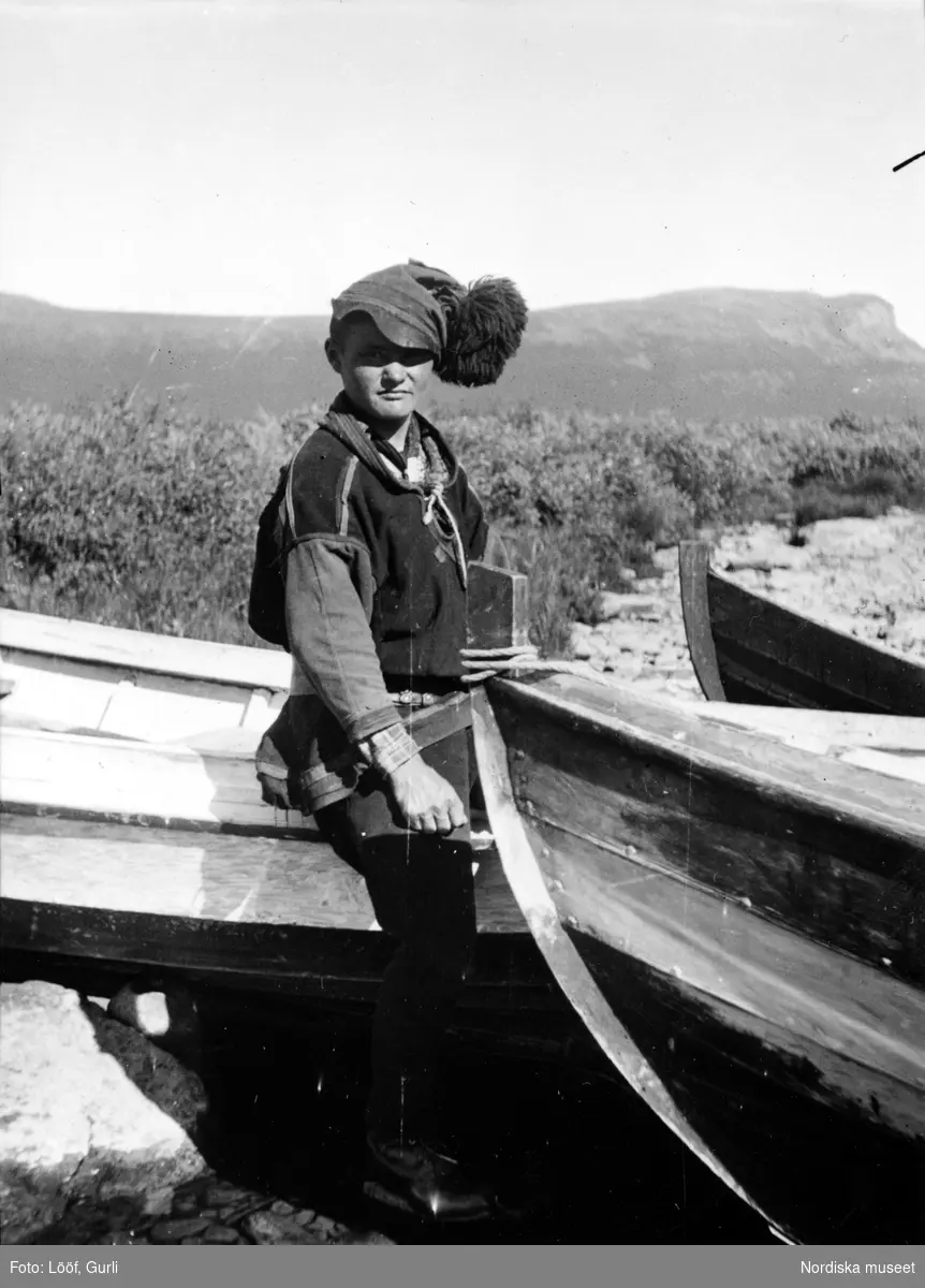 Tomas Pittja vid en båt. Paltaluokta, Norrkaitum, Gällivare socken, Lappland.