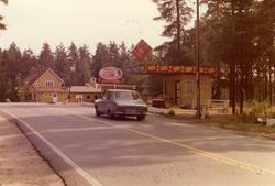 Kiosk med reklame for Tiedemanns Gul Mixture og South State 