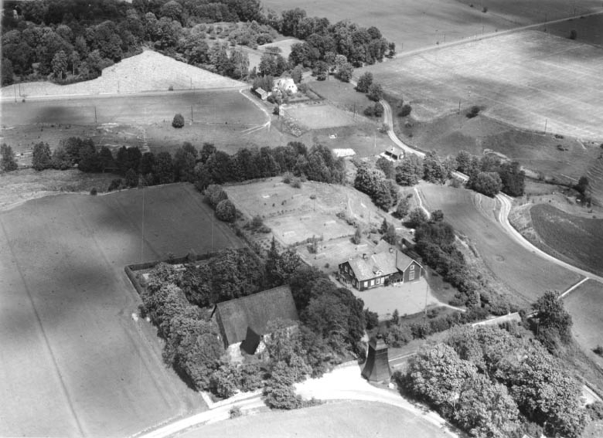 Flygfoto över Jumkils kyrka, Jumkils socken, Uppland 1952