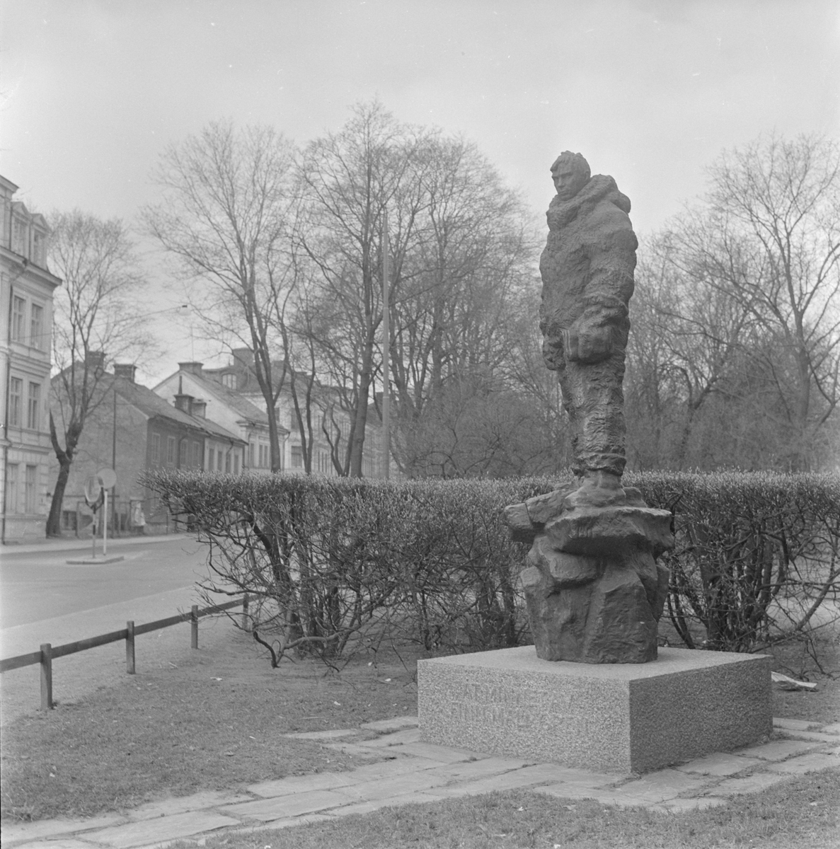 Staty av Finn Malmgren i Börjeparken, Luthagen, Uppsala
