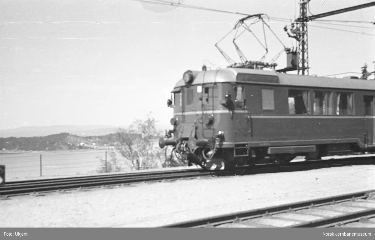 NSB elektrisk motorvogn type 65b (105b) på Ljan stasjon
