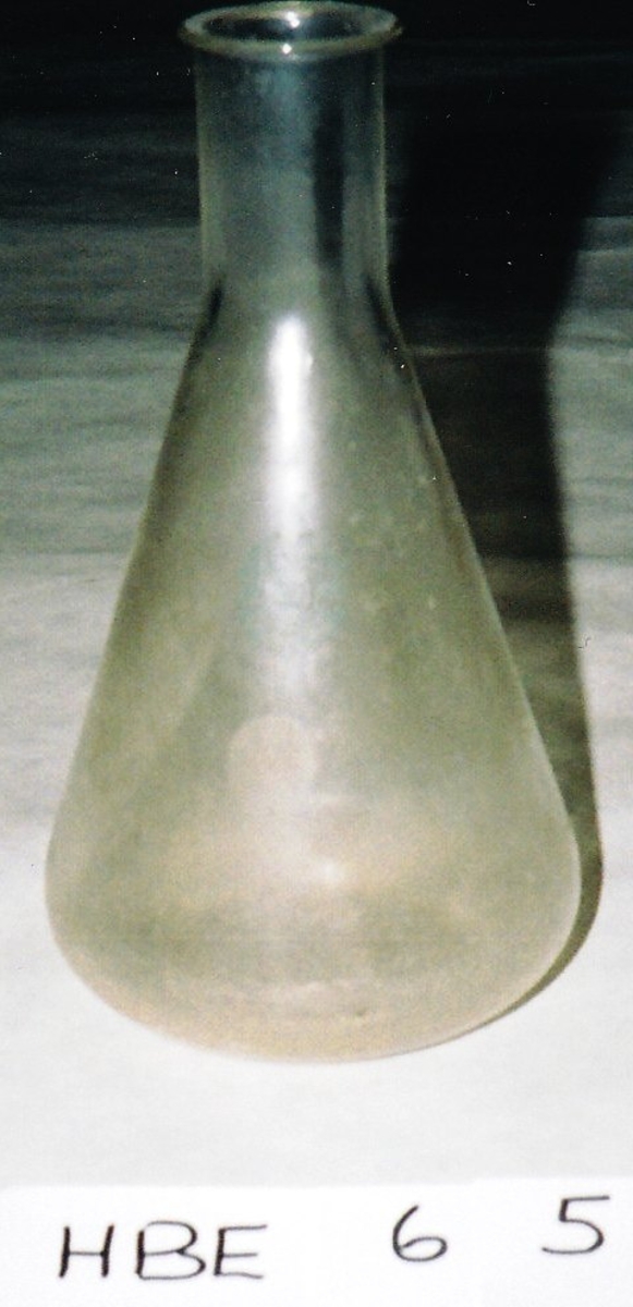 Form: Rombisk, rett rund hals, glasset er bøyet litt utover i enden av halsen
