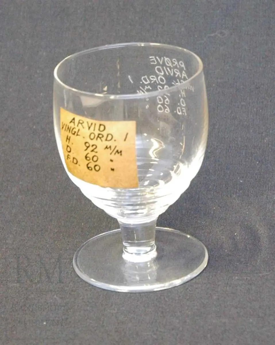 Prøveglass. Gravert merking vedr. detaljer for hvert glass, samt pålimt lapp med opplysninger. 
