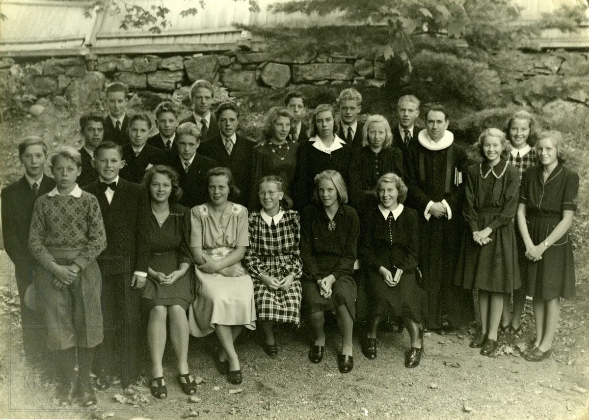 Konfirmanter og sogneprest Finn M. Huseby ved Nes kirke oktober 1947, overhøringsdagen. 