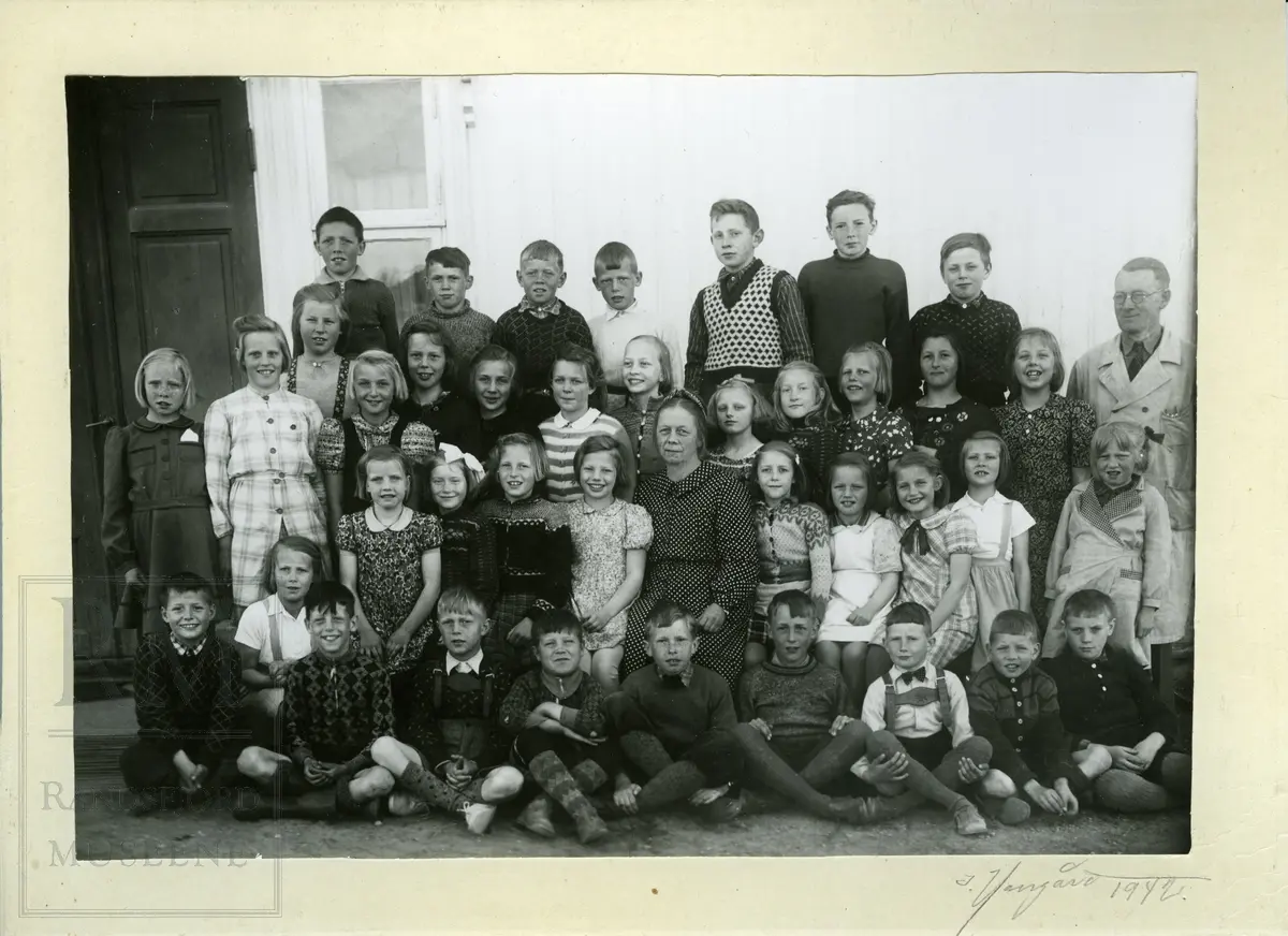 Skolebilde Solvang skole 1942, 4. klasse og 6. klasse med lærere