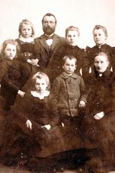 Familiebilde fra Reddal  med røtter fra Grindheim. Knut Haal