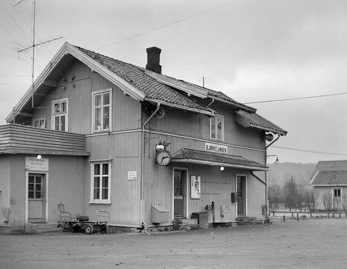 Ved Bjørkelangen stasjon fire år etter nedleggelsen.