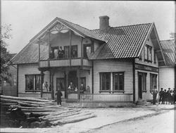 Svend Øglænds hus og trelastlager i Langgata. På altanen stå