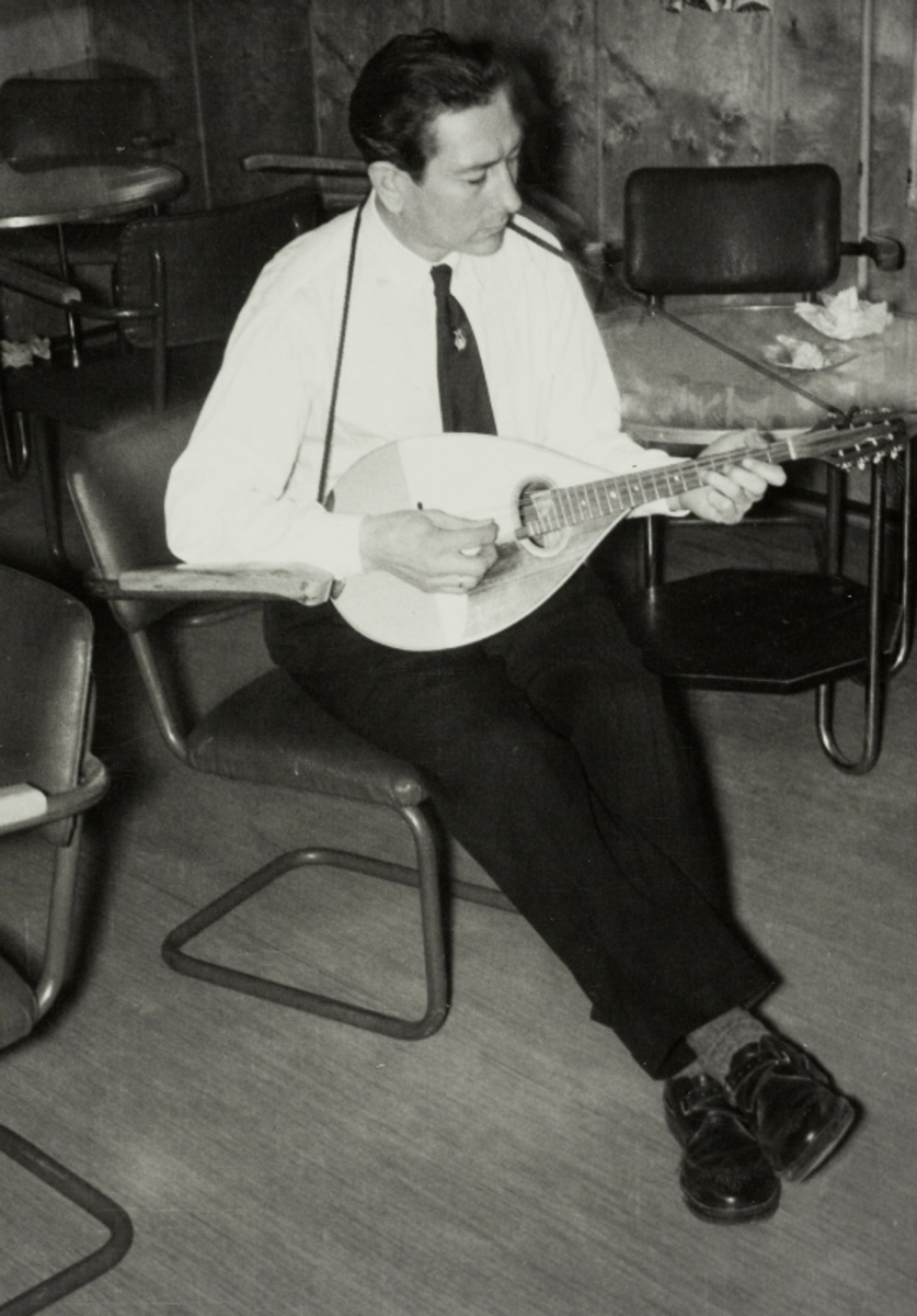 Magnar Antonsen spiller mandolin