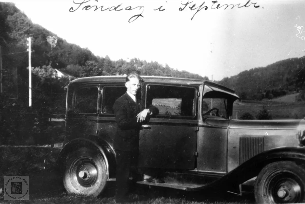 Drosjeeigar Jørgen Laudal.
I Chevrolet årsmodell 1929-1930.