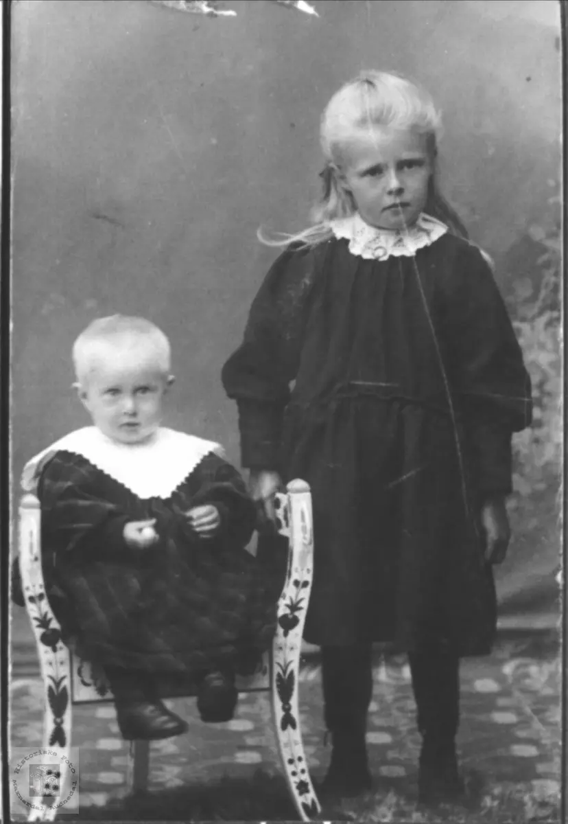Barneportrett av Ola Åkseth og Astrid Høye. Laudal og Øyslebø.