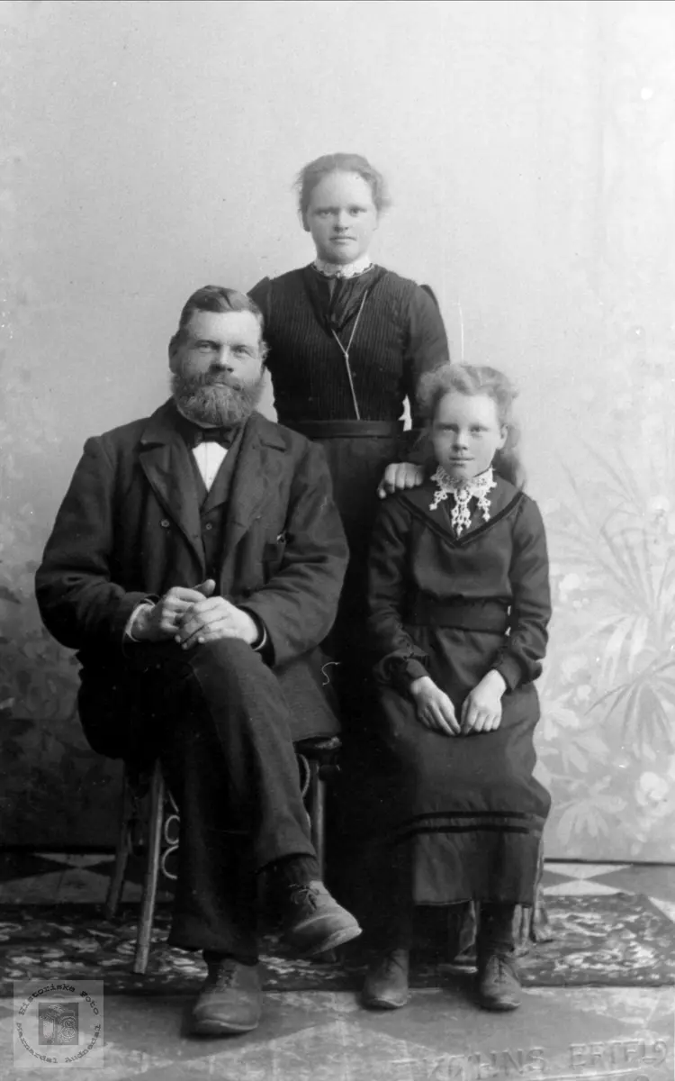 Portrett av familien Surteland, Øyslebø.