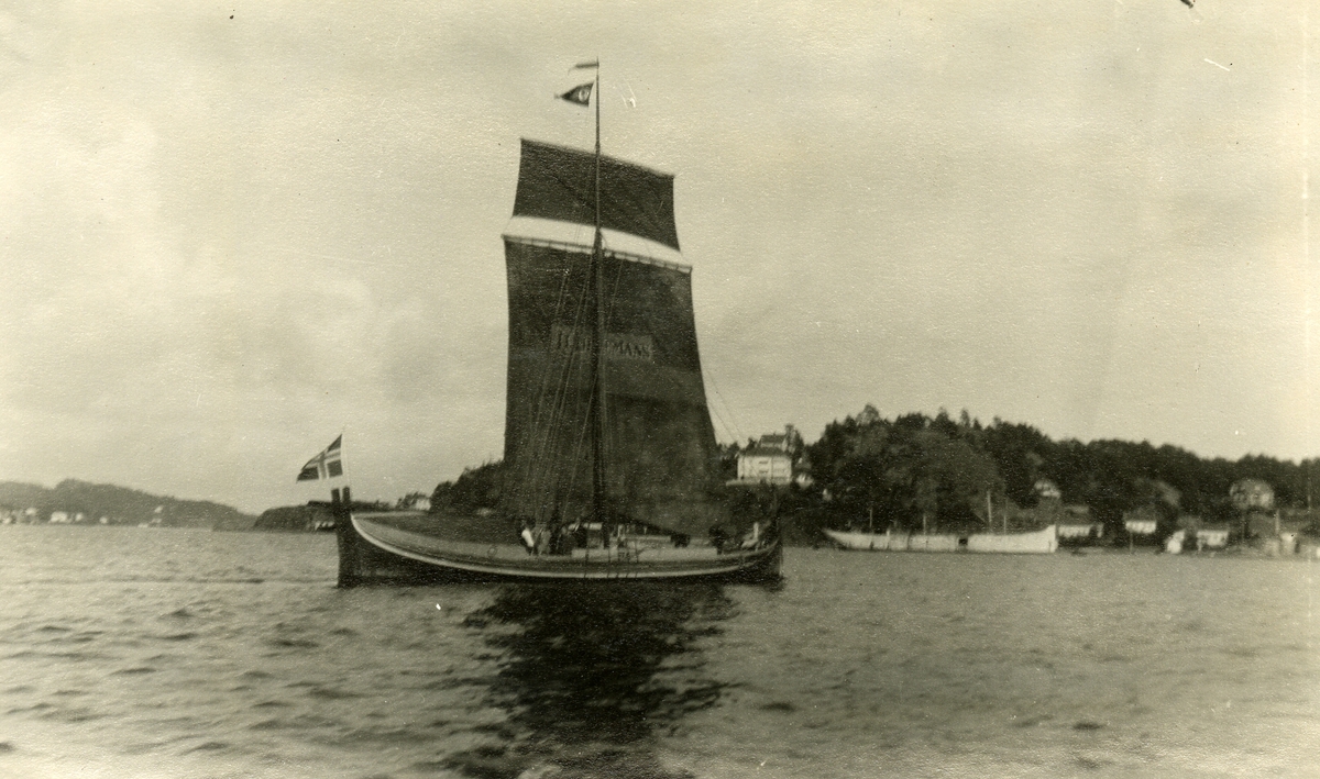 Den nordlandske Fembøringen "Opreisningen" ble kjøpt som gave av J. L. Tiedemanns Tobaksfabrik til Norsk Folkemuseum. Den ble seilet fra Sandnessjøen til Oslo i juli-august 1927 av kapten Johan Røring.