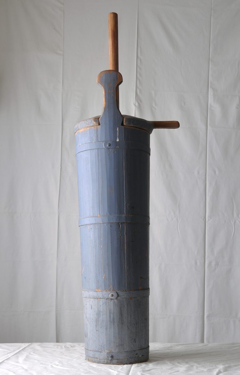 Form: Sylinderformet. Gjølt med 4 jernbånd. Lokk med hull for kjinnstokk
